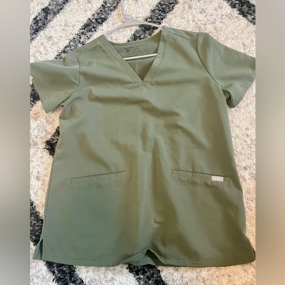 FIGS Medium Green 3 Pocket Scrub top